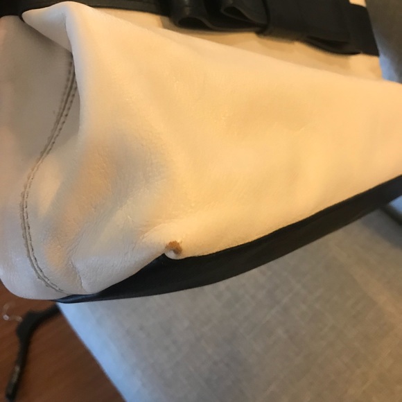 EUC Kate Spade White and midnight blue bow purse - Picture 7 of 8